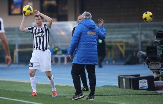 Inizia la lite Mandorlini-Lichtsteiner. Ansa